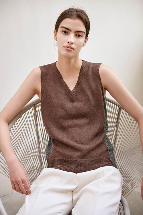V-NECK TWO TONE SLEEVELESS KNIT (BROWN)
